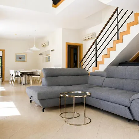 Linda Oura 4br 10 New For Rent!