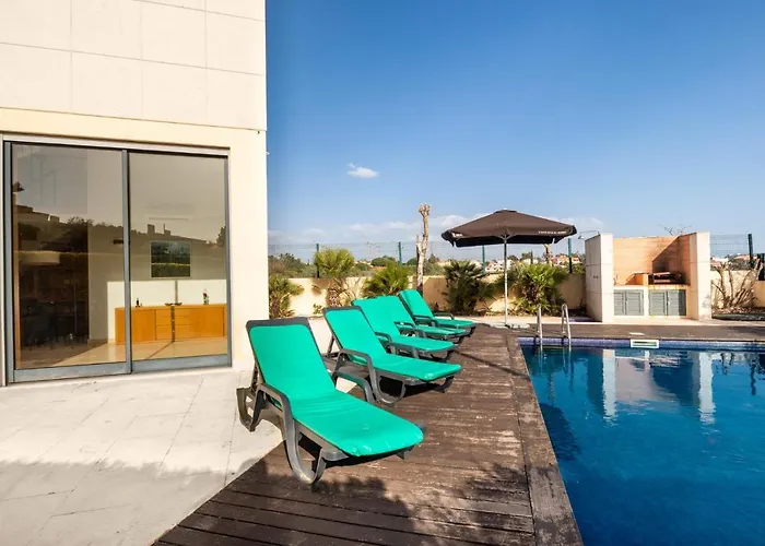 Linda Oura 4br 10 New For Rent! 알부페이라