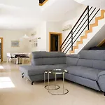 Linda Oura 4br 10 New For Rent! Holiday home